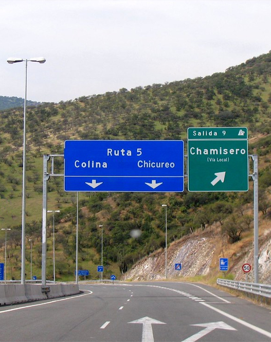 Autopista urbana con obras de Servicios Viales de Ecomundo