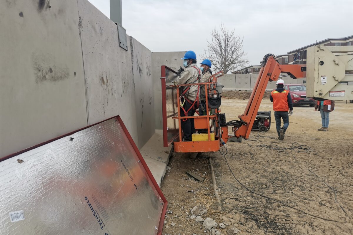 Cierre Perimetral Estaciones Y Piques Futura Línea 7 Del Metro project for Metro de Santiago / Ferrovial